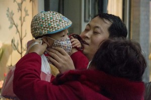 Barn med ansigtsmaske