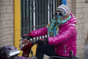 Indpakket pige på scooter