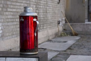 Gammel termoflaske og kost