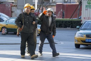 Bygningsarbejdere på vej til frokost