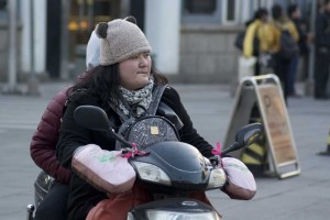 På scooter med fuldt udstyr