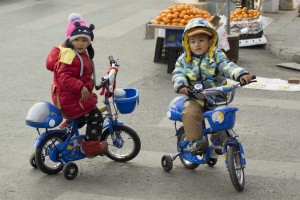 Små venner på cykel