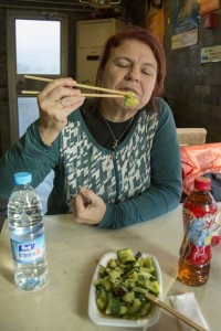 Helle-Karin Helstrand lærer at spise med pinde