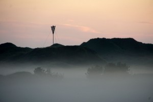 Advarselstrekant stikker ud af tågen ved Rødhus Klithede