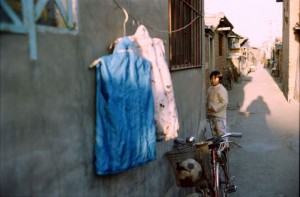 Beijing 1995 Hutong med vasketøj
