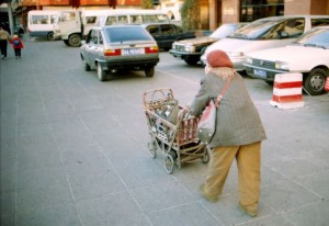 Beijing 1995 fattig gammel dame ved biler