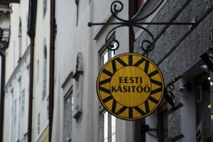 Butiksskilte pryder facaderne i den gamle bydel