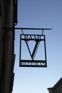 Butiksskilte pryder facaderne i den gamle bydel