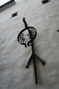 Butiksskilte pryder facaderne i den gamle bydel