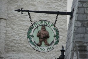 Butiksskilte pryder facaderne i den gamle bydel