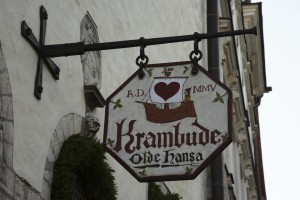 Butiksskilte pryder facaderne i den gamle bydel