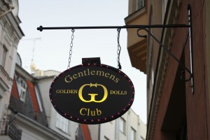 Butiksskilte pryder facaderne i den gamle bydel