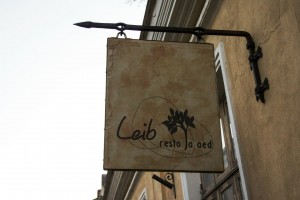 Butiksskilte pryder facaderne i den gamle bydel