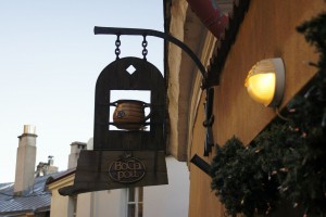 Butiksskilte pryder facaderne i den gamle bydel