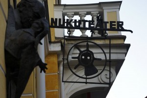 Butiksskilte pryder facaderne i den gamle bydel