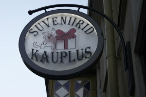 Butiksskilte pryder facaderne i den gamle bydel