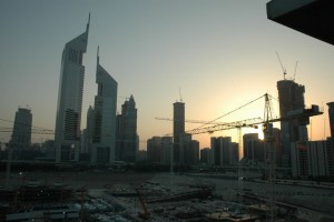 Byggeri i solnedgang