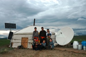 Familie ved ger og parabol