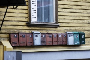 Forfald og træhus i forstad