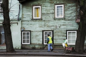 Forfald og træhus i forstad