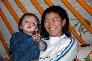 Mor med barn i ger Mongoliet