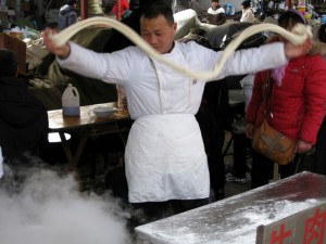 Nudler produceres med armsving - Beijing 2010