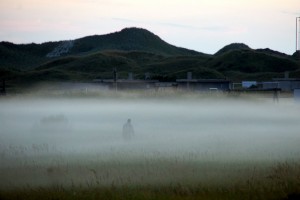 Person kæmper sig gennem tågen Rødhus Klithede