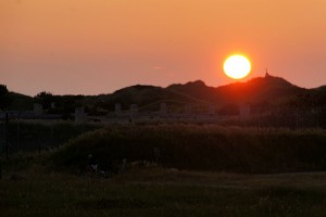 Solen går ned bag klitterne på Rødhus Klithede