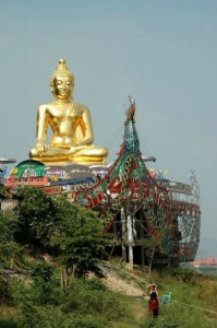 Buddha ved Khong-floden mellem Thailand og Laos