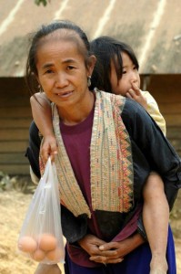 Dame med barn på ryggen, Thailand