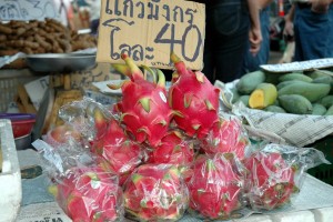Dragefrugt på marked i Thailand