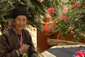 Gammel dame ved blomster