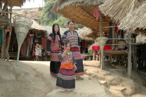 Langhalsede kvinder, Den gyldne Trekant, Thailand