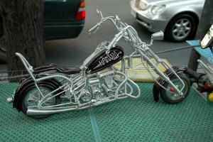 Motorcykler af ståltråd på gaden i Bangkok