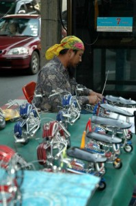 Motorcykler af ståltråd på gaden i Bangkok