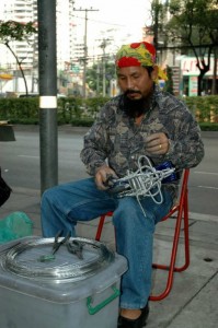 Motorcykler af ståltråd på gaden i Bangkok