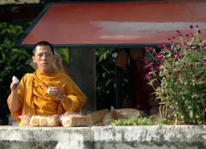 Munk ved floden i Bangkok