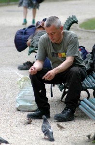 Rejsende fodrer duer i Paris