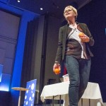 Helle Røge kaster bolde ud til publikum og kunder
