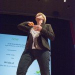 Helle Røge kaster bolde ud til publikum og kunder
