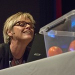 Helle Røge demonstrerer, hvordan arbejdet ved computer ødelægger vores nakke