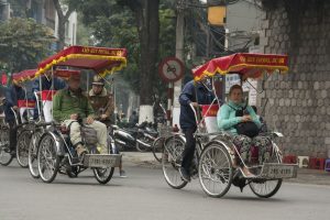 Turister er de eneste, der bliver kørt i cykeltaxier / rickshaw. Vietnamesere tager en scooter.