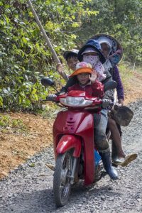 Hel familie på scooter, Kon Tum