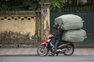 Han kom afsted... Læs på scooter, Hanoi