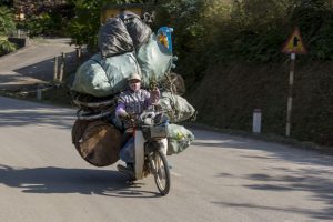 Den lå faretruende ned i svinget... Læs på scooter, Ban Gioc vandfald