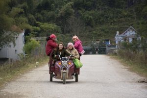 På vej på job, Ban Gioc Vandfald