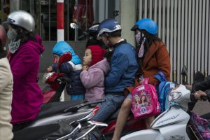 Hel familie på scooter, Kon Tum