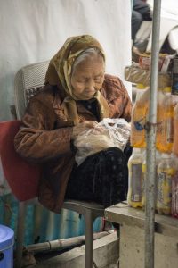 Kvinde passer butik i Hanoi