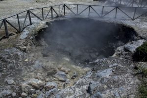 Varme og gas strømmer op fra undergrunden ved Furnas.