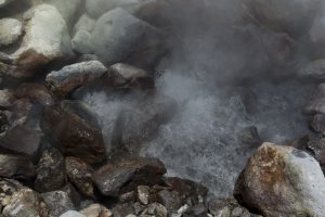 Varme og gas strømmer op fra undergrunden ved Furnas.